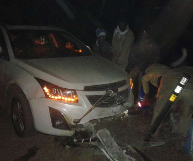 कार पुल पर लटकी, 25 मिनट तक अटकी रही सांस - दैनिक जागरण