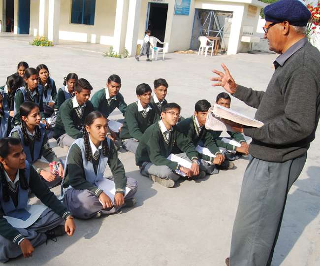 Teach Poor Student At Rudrapur 15531206 - दैनिक जागरण