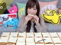 एक बार में 100 ब्रेड स्लाइस खाती है ये लड़की