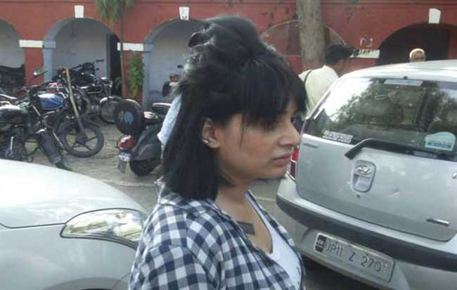 अभिनेत्री अलीशा खान मां के साथ पहुंची हरिद्वार, थाने में काटा हंगामा - दैनिक जागरण