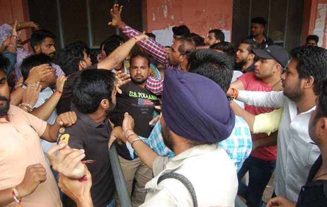 एनएसयूआई प्रत्‍याशी के साथ छात्रों ने की मारपीट, मामला बढ़ा - दैनिक जागरण