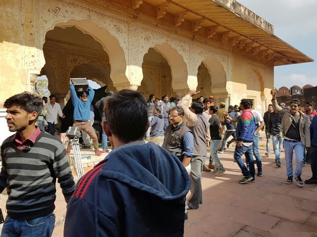 जयपुर में फिल्म 'पद्मावती' का विरोध, डायरेक्टर संजय लीला भंसाली के साथ हुई हाथापाई ! जयपुर में फिल्म 'पद्मावती' का विरोध, डायरेक्टर संजय लीला भंसाली के साथ हुई हाथापाई !