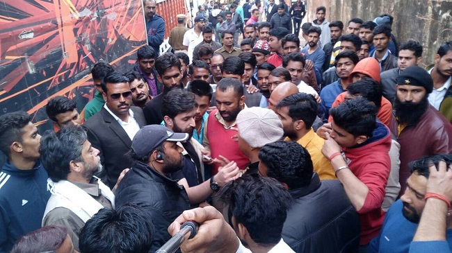 जयपुर में फिल्म 'पद्मावती' का विरोध, डायरेक्टर संजय लीला भंसाली के साथ हुई हाथापाई ! जयपुर में फिल्म 'पद्मावती' का विरोध, डायरेक्टर संजय लीला भंसाली के साथ हुई हाथापाई !