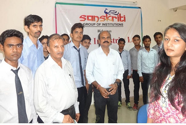 संस्कृति में आयोजित हुए कैंपस प्लेसमेंट में चयनित छात्र दीपक इंडस्ट्रीज लिमिटेड कंपनी के प्रतिनिधियों के साथ प्रसन्न मुद्रा में