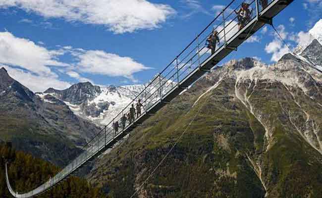 स्‍वर्ग से कम नहीं है दुनिया का सबसे लंबा हैंगिंग पैदल ब्रिज, जरुर जाये देखने..
