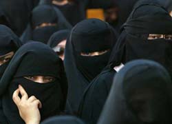 अलीगढ़ मुस्लिम यूनिवर्सिटी में छिड़ी बहस, बुर्के में तिरंगा फहराना बताया गैर-इस्लामिक अलीगढ़ मुस्लिम यूनिवर्सिटी में छिड़ी बहस, बुर्के में तिरंगा फहराना बताया गैर-इस्लामिक