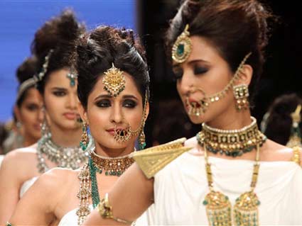 Models show gold jewellery during a fashion show at the IIJW 2012 in ...