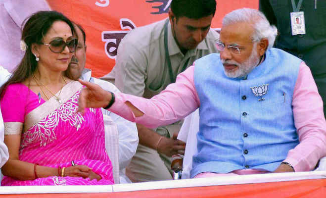 मथुरा से बीजेपी उम्मीदवार हेमा मालिनी के साथ नरेंद्र मोदी। फाइल फोटो