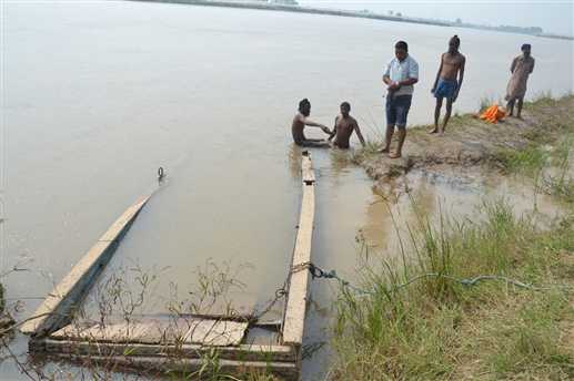 The boat sank in water,9 missing