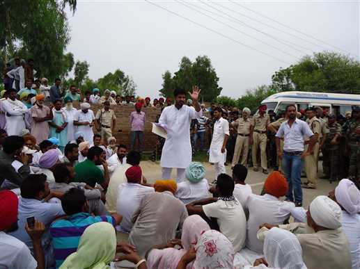 Fight in akalis during sangat darshan