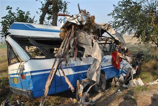 Six deaths and 27 injured in road accident