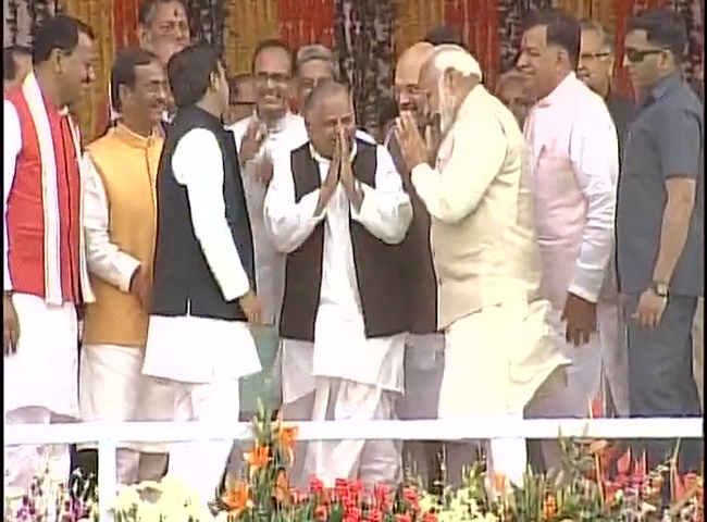 PM Modi Met Mulayam Singh Yadav in oath ceremony of Yogi Adityanath