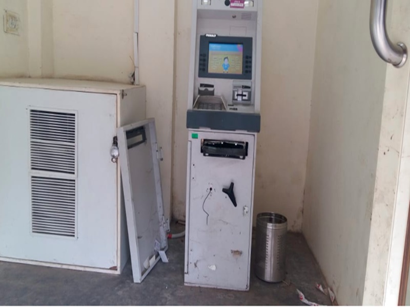 ATM Robbery Attempt : ATM लà¥à¤ à¤à¥ à¤à¥à¤¶à¤¿à¤¶ नाà¤à¤¾à¤®, à¤à¥à¤¶à¤¬à¥à¤à¥à¤¸ नहà¥à¤ à¤à¥à¤²à¤¾ तॠà¤à¤¾à¤à¥ बदमाश