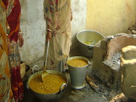 दमोह : खराब भोजन के खाने से दर्जनों बच्चे हुए बीमार