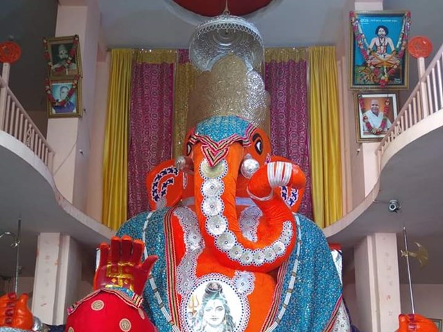 Bada Ganpati Temple को 21 किलो चांदी का छत्र अर्पित
