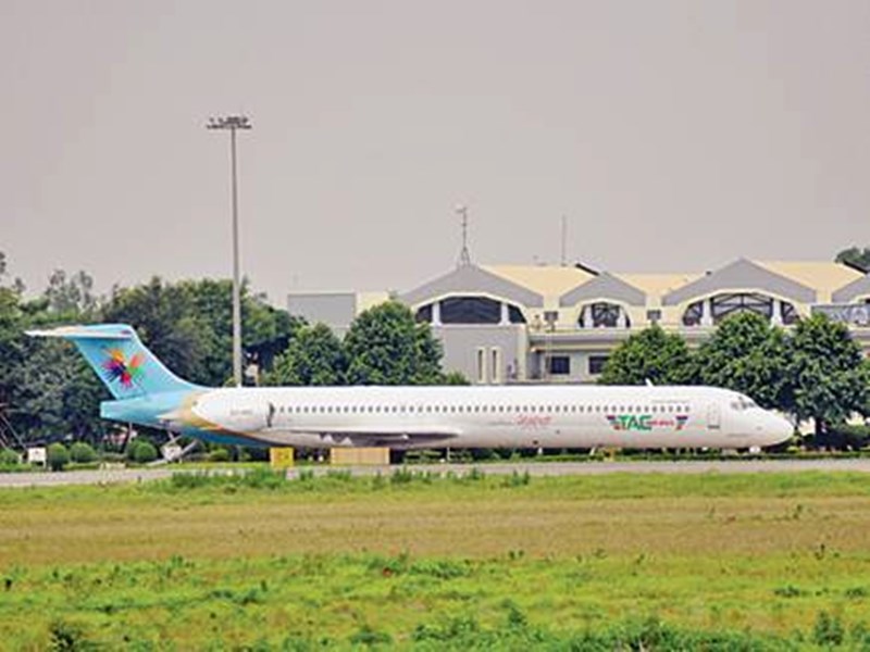 à¤ªà¥à¤¨à¥ à¤à¤¾à¤° à¤¸à¤¾à¤² à¤¸à¥ à¤à¤¯à¤°à¤ªà¥à¤°à¥à¤ à¤ªà¤° à¤à¤¡à¤¼à¤¾ à¤¹à¥ à¤¯à¥ à¤µà¤¿à¤®à¤¾à¤¨, à¤ªà¤¾à¤°à¥à¤à¤¿à¤à¤ à¤à¤¿à¤°à¤¾à¤¯à¤¾ à¤¹à¥à¤ à¤¸à¤µà¤¾ à¤à¤°à¥à¤¡à¤¼ à¤°à¥à¤ªà¤