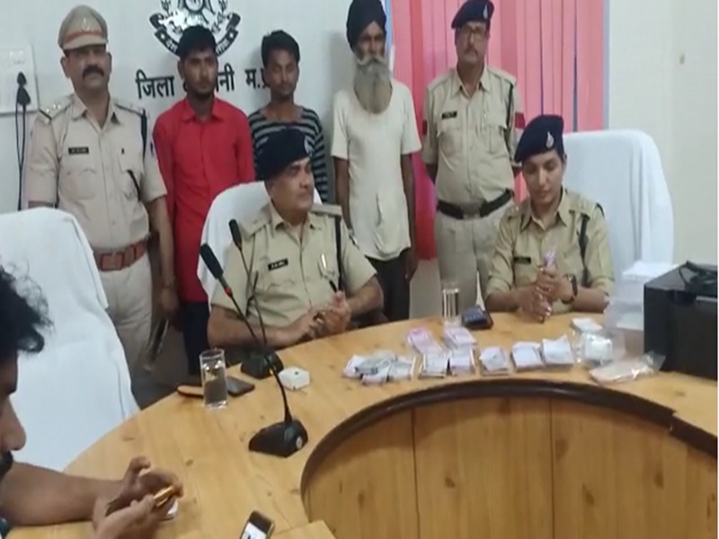 VIDEO : YouTube à¤à¥ à¤à¤°à¤¿à¤ à¤¸à¥à¤à¤¾ à¤¨à¤à¤²à¥ à¤¨à¥à¤ à¤à¤¾à¤ªà¤¨à¤¾, à¤à¥à¤²à¥ à¤à¤°à¥à¤¦à¤¨à¥ à¤à¥ à¤à¤à¥à¤à¤° à¤®à¥à¤ à¤à¤¢à¤¼à¤¾ à¤ªà¥à¤²à¤¿à¤¸ à¤à¥ à¤¹à¤¤à¥à¤¥à¥