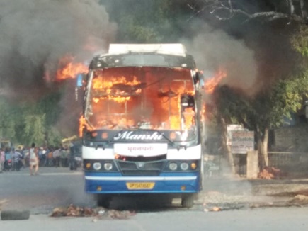 VIDEO भिंड में बस ने महिला को रौंदा, भीड़ ने बस जलाई