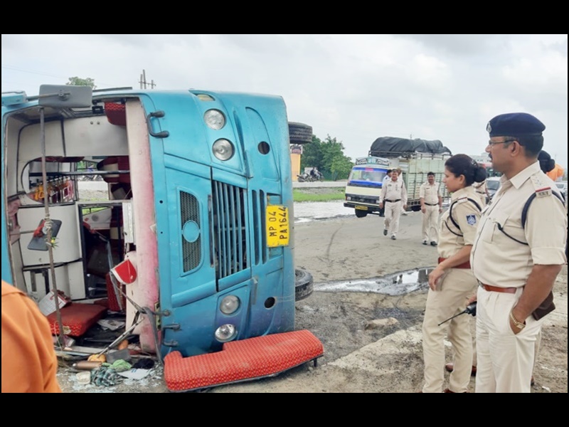 मिसरà¥à¤¦ मà¥à¤ à¤à¤¾à¤°à¥à¤à¤°à¥à¤¡ बस पलà¤à¥, à¤à¤ यातà¥à¤°à¥ à¤à¤¾à¤¯à¤²