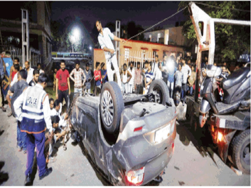 Car Overturned In Bhopal : डिवाà¤à¤¡à¤° सॠà¤à¤à¤°à¤¾à¤¨à¥ à¤à¥ बाद हवा मà¥à¤ पलà¤à¥ à¤à¤¾à¤°, बाल-बाल बà¤à¥ à¤à¤¾à¤¨