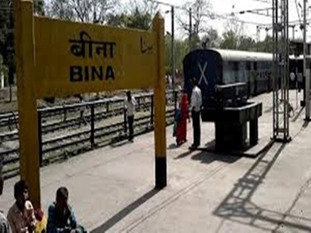 Sagar : रà¥à¤²à¤µà¥ à¤à¥à¤°à¥à¤¸à¤¿à¤à¤ पर à¤à¥à¥ थॠमालà¤à¤¾à¥à¥, à¤à¤à¤¬à¥à¤²à¥à¤à¤¸ मà¥à¤ तà¥à¤ªà¤¤à¥ रहॠपà¥à¤°à¤¸à¥à¤¤à¤¾