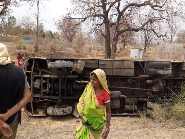 Umaria Accident : मसीरा घाट पर पलटी बस, बाल-बाल बचे यात्री