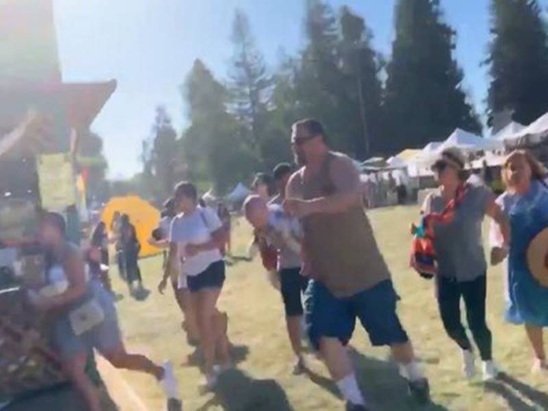 à¤à¥à¤²à¤¿à¤«à¥à¤°à¥à¤¨à¤¿à¤¯à¤¾ à¤®à¥à¤ Garlic Festival à¤à¥ à¤¦à¥à¤°à¤¾à¤¨ à¤¶à¤à¥à¤¸ à¤¨à¥ à¤à¥ à¤«à¤¾à¤¯à¤°à¤¿à¤à¤, à¤à¤à¤ à¤à¥ à¤®à¤¾à¤°à¥ à¤à¤¾à¤¨à¥ à¤à¥ à¤¸à¥à¤à¤¨à¤¾