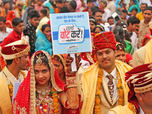 चलो वोट करें : 235 नवयुगल ने लिया वोट देने का संकल्प