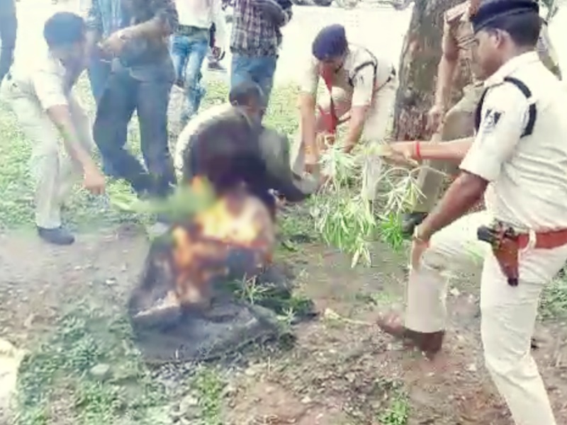 Chhatarpur Crime : SP à¤à¤«à¤¿à¤¸ à¤à¥ बाहर à¤à¤¤à¥à¤®à¤¦à¤¾à¤¹ à¤à¥ à¤à¥à¤¶à¤¿à¤¶ à¤à¤°à¤¨à¥ वालॠशà¤à¥à¤¸ à¤à¥ मà¥à¤¤