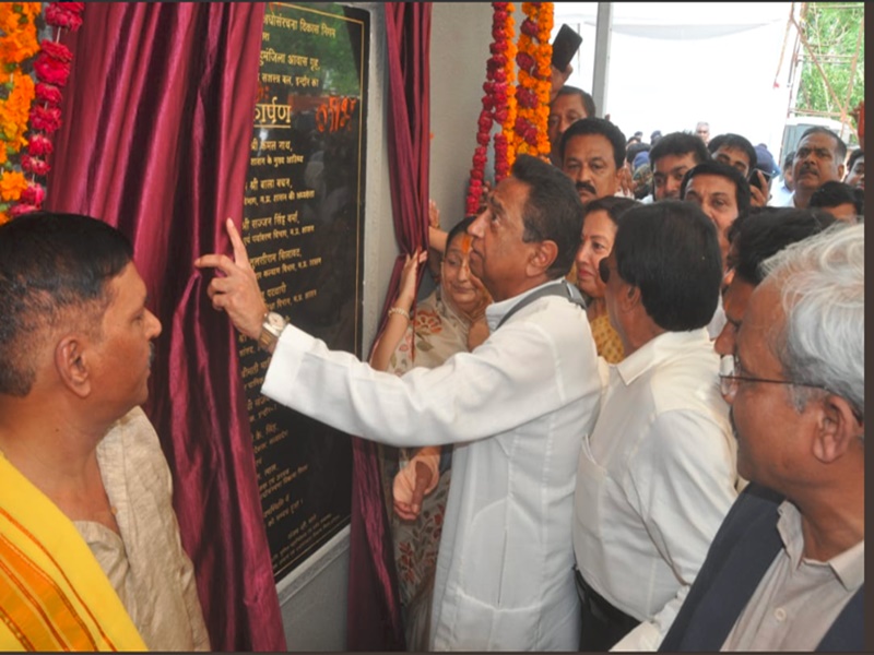 CM Kamal Nath नॠà¤à¤à¤¦à¥à¤° à¤à¥ à¤à¤°à¥à¤²à¥à¤¸ हà¥à¤¸à¥à¤à¤² à¤à¥ साथ पà¥à¤²à¤¿à¤¸à¤µà¤¾à¤²à¥à¤ à¤à¥ दॠयॠसà¥à¤à¤¾à¤¤