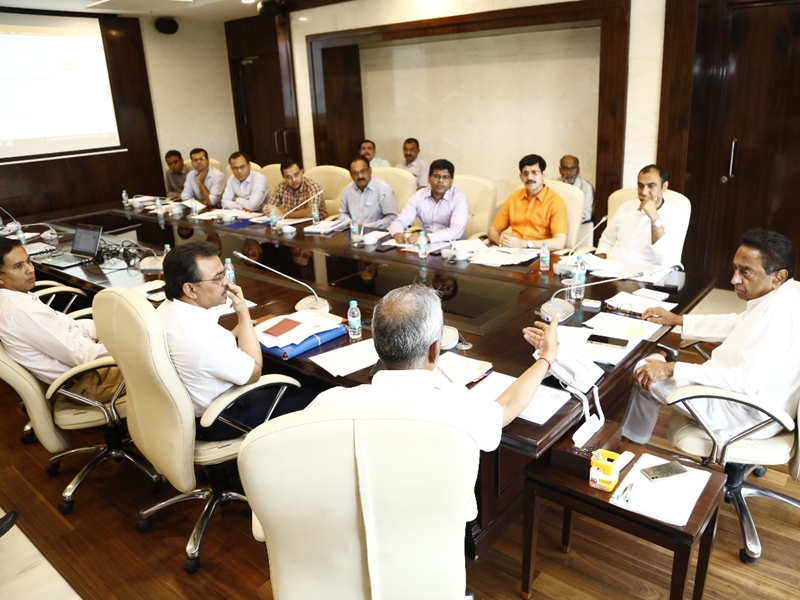 Madhya Pradesh : CM Kamal Nath ने फोन का स्पीकर चालू करके अफसरों को सुनवाई बिजली कटौती की मैदानी हकीकत