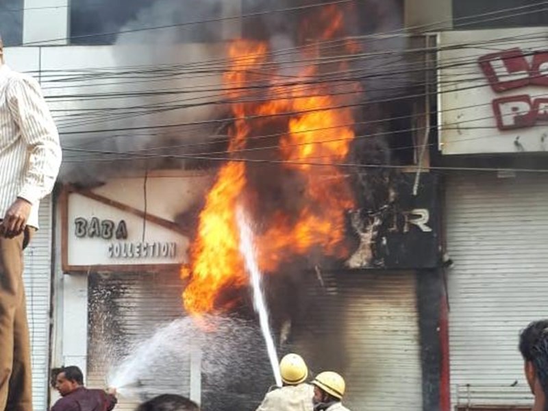 VIDEO Indore Hotel Fire : इंदौर के होटल में लगी आग, खिड़की से निकलकर भागे गेस्ट