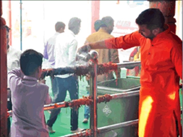 Ujjain: à¤à¤¿à¤à¤¤à¤¾à¤®à¤¨ à¤à¤£à¥à¤¶ मà¤à¤¦à¤¿à¤° मà¥à¤ मनà¥à¤¨à¤¤ à¤à¥ धाà¤à¥à¤ मà¥à¤ à¤à¤ लà¤à¥