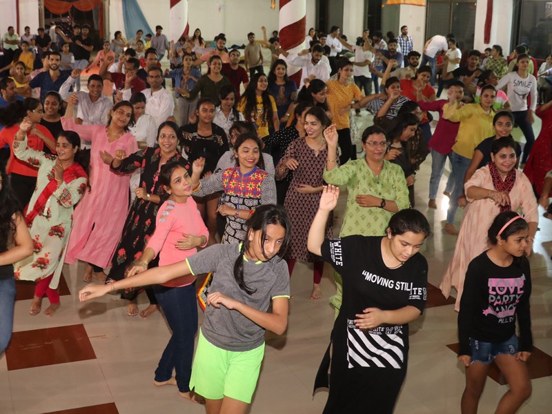 Naidunia Raas Ullas Garba : रास उल्लास में धूम मचाने को तैयार गरबा प्रतिभागी