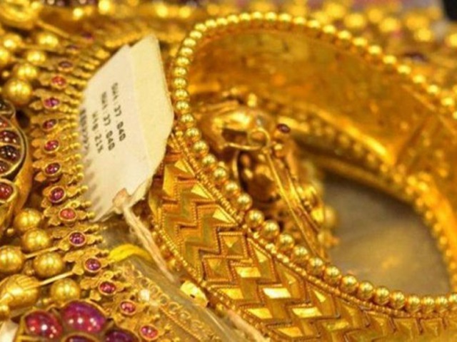Gold Price: विदेश में मजबूती के बावजूद सोने में गिरावट का रुख