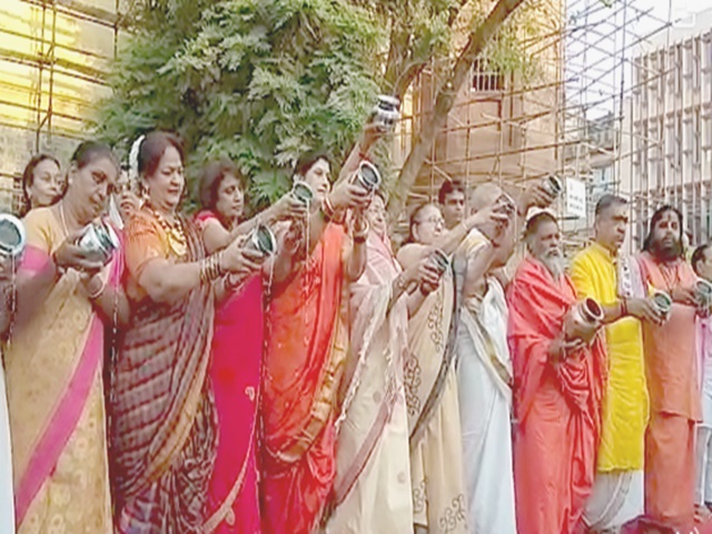 Indore Gudi Padwa 2019: हिà¤à¤¦à¥ नव वरà¥à¤· à¤à¤¾ à¤à¤à¤¾à¤, राà¤à¤µà¤¾à¤¡à¤¼à¤¾ पर सà¥à¤°à¥à¤¯ à¤à¥ दिया सामà¥à¤¹à¤¿à¤ à¤
रà¥à¤à¥à¤¯