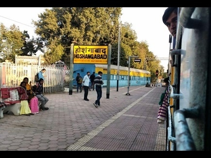 हà¥à¤¶à¤à¤à¤¾à¤¬à¤¾à¤¦ रà¥à¤²à¤µà¥ à¤à¥à¤°à¥à¤¸à¤¿à¤à¤ पर à¤à¤°à¤¾à¤¬ हà¥à¤ à¤à¥à¤°à¤, à¤à¤¹ à¤à¤à¤à¥ तठपà¥à¤°à¤à¤¾à¤µà¤¿à¤¤ रहा रà¥à¤² यातायात