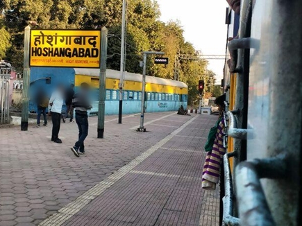 हà¥à¤¶à¤à¤à¤¾à¤¬à¤¾à¤¦ सà¥âà¤à¥à¤¶à¤¨ पर तà¥à¤¸à¤°à¥ लाà¤à¤¨ à¤à¥ à¤à¥à¥à¤¨à¥ à¤à¥ लिठढाठà¤à¤à¤à¥ बà¤à¤¦ रहा डाà¤à¤¨ à¤à¥à¤°à¥à¤