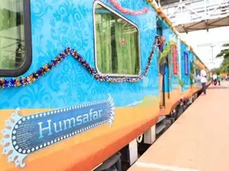 Humsafar Trains: रà¥à¤²à¤µà¥ नॠहमसफर à¤à¥à¤°à¥à¥à¤¨à¥à¤ सॠफà¥à¤²à¥à¤à¥à¤¸à¥ फà¥à¤¯à¤° हà¤à¤¾à¤¯à¤¾, लà¤à¥à¤à¤à¥ सà¥à¤²à¥à¤ªà¤° à¤à¥à¤