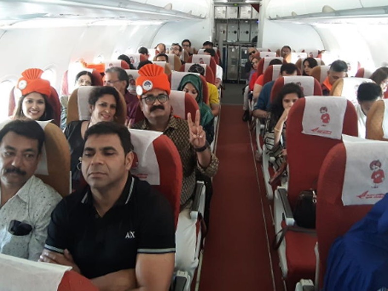 Indore-Dubai Flight मà¥à¤ à¤à¤® पà¥à¤¾ शाà¤à¤¾à¤¹à¤¾à¤°à¥ à¤à¥à¤à¤¨, यातà¥à¤°à¤¿à¤¯à¥à¤ सॠà¤à¤¹à¤¾- à¤à¤¡à¤à¤¸à¥à¤ à¤à¤° लà¥à¤