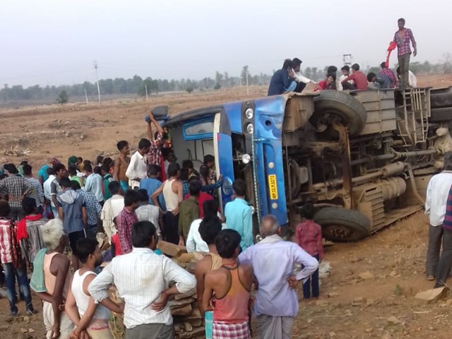 Damoh News : इंदौर से गुन्नौर जा रही बस पलटी, 15 यात्री घायल