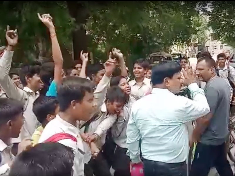 Video: à¤à¤à¤¦à¥à¤° à¤®à¥à¤ à¤¸à¥à¤à¥à¤² à¤à¥ à¤à¤¿à¤²à¤¾à¤« à¤¬à¤à¥à¤à¥à¤ à¤¨à¥ à¤à¥à¤²à¤¾ à¤®à¥à¤°à¥à¤à¤¾, à¤à¤µà¥à¤§ à¤µà¤¸à¥à¤²à¥ à¤à¥ à¤²à¤à¤¾à¤ à¤à¤°à¥à¤ª