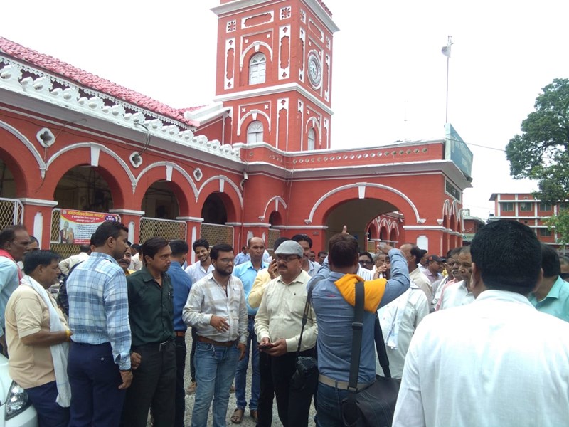 VIDEO : à¤à¤¬à¤²à¤ªà¥à¤° à¤¨à¤¿à¤à¤® à¤à¤°à¥à¤®à¤à¤¾à¤°à¤¿à¤¯à¥à¤ à¤¨à¥ à¤à¤¿à¤¯à¤¾ à¤¬à¤à¤¦, à¤¬à¥à¤²à¥- à¤µà¤¿à¤§à¤¾à¤¯à¤ à¤à¤à¤¾à¤¶ à¤à¥ à¤¨à¤¿à¤²à¤à¤¬à¤¿à¤¤ à¤à¤°à¥