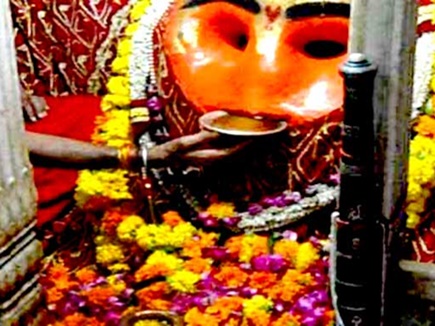 Kaal Bhairav Ashtami 2018: à¤à¤¾à¤²à¤à¥à¤°à¤µ, à¤à¤¹à¤¾à¤ मदिरा मà¥à¤ सॠलà¤à¤¾à¤¤à¥ हॠà¤à¥à¤·à¤£à¤à¤° मà¥à¤ हॠà¤à¤¾à¤¤à¥ हॠà¤à¤¾à¤¯à¤¬