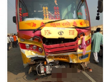 Khandwa Accident: बस ने दो बाइक सवारों को कुचला, 3 की मौत, देखें हादसे का VIDEO