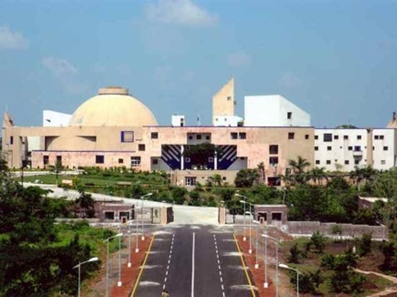 Bhopal News : विधानसà¤à¤¾ परिसर मà¥à¤ लà¤à¥ पà¥à¤¡à¤¼ पर à¤à¤¢à¤¼à¤¾ यà¥à¤µà¤