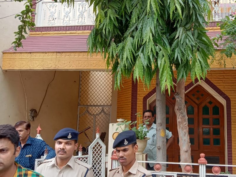 VIDEO : à¤à¤à¤¦à¥à¤° à¤®à¥à¤ à¤à¤¾à¤¦à¥à¤¯ à¤à¤ªà¥à¤°à¥à¤¤à¤¿ à¤¨à¤¿à¤à¤® à¤à¥ à¤à¤«à¤¸à¤° à¤ªà¤° à¤²à¥à¤à¤¾à¤¯à¥à¤à¥à¤¤ à¤ªà¥à¤²à¤¿à¤¸ à¤à¥ à¤à¤¾à¤°à¥à¤°à¤µà¤¾à¤
