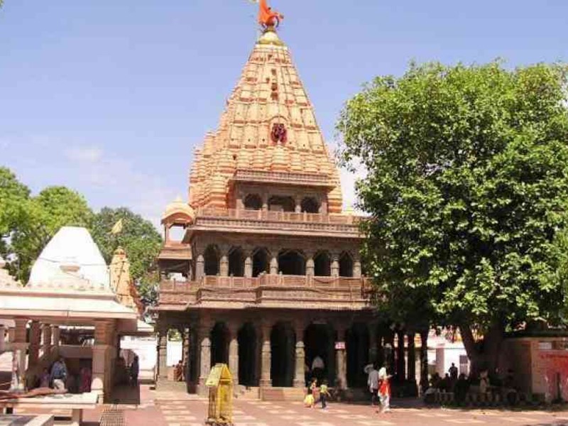 महाकाल मंदिर में लगे पत्थर की मजबूती जांचने के लिए आया दल