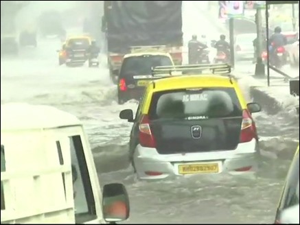 भारी बारिश से मुंबई में जनजीवन बेहाल, जगह-जगह भरा पानी