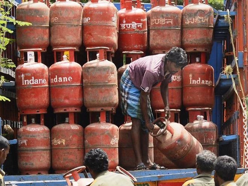 LPG सिलेंडर हुआ 76.50 रुपए महंगा, जानिए आपके शहर में अब क्या होंगे दाम